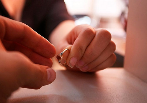 Почему выгодно сдать кольцо в ломбард, а не продать?